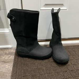 Croc boots only worn a few times traditional croc with suede accent uppers